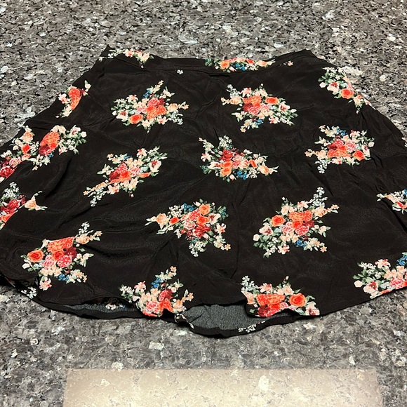 5 items Forever 21 BUNDLE - 2 skirts, 1 short, 1 short sleeve, 1 onesie bodycon - Picture 9 of 16